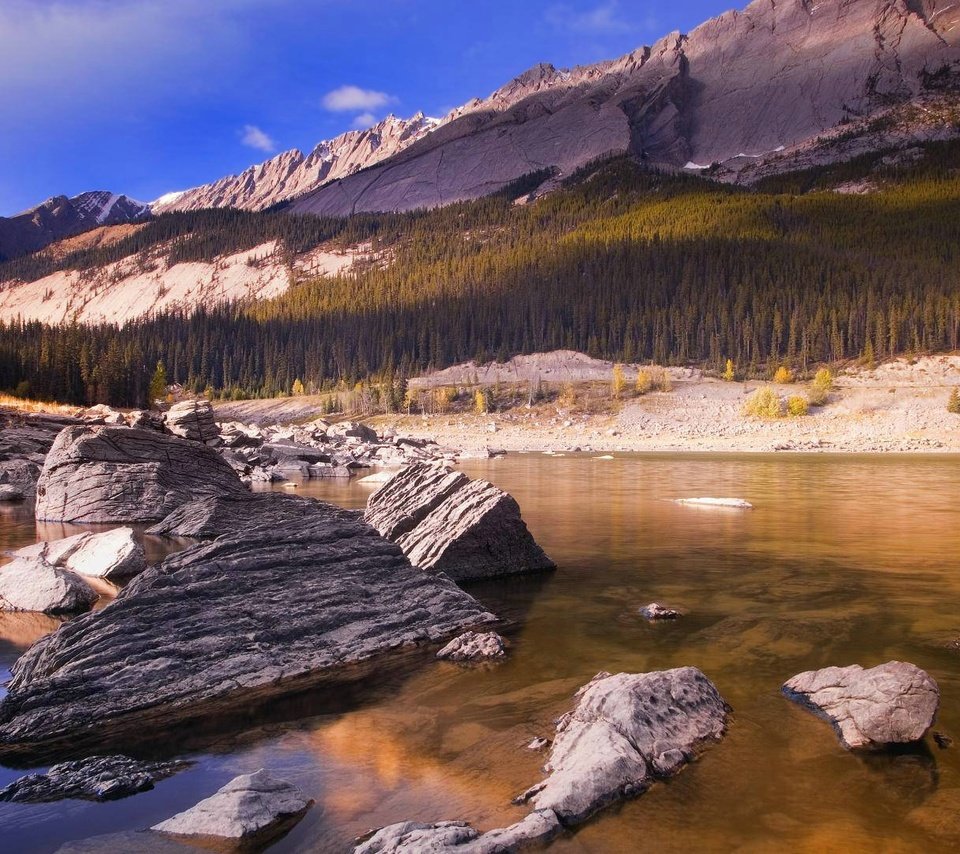 Обои озеро, горы, камни, берег, канада, альберта, lake, mountains, stones, shore, canada, albert разрешение 1920x1080 Загрузить