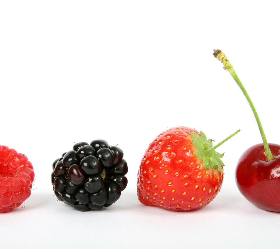 Обои малина, ягода, клубника, белый фон, вишня, ежевика, raspberry, berry, strawberry, white background, cherry, blackberry разрешение 1920x1329 Загрузить