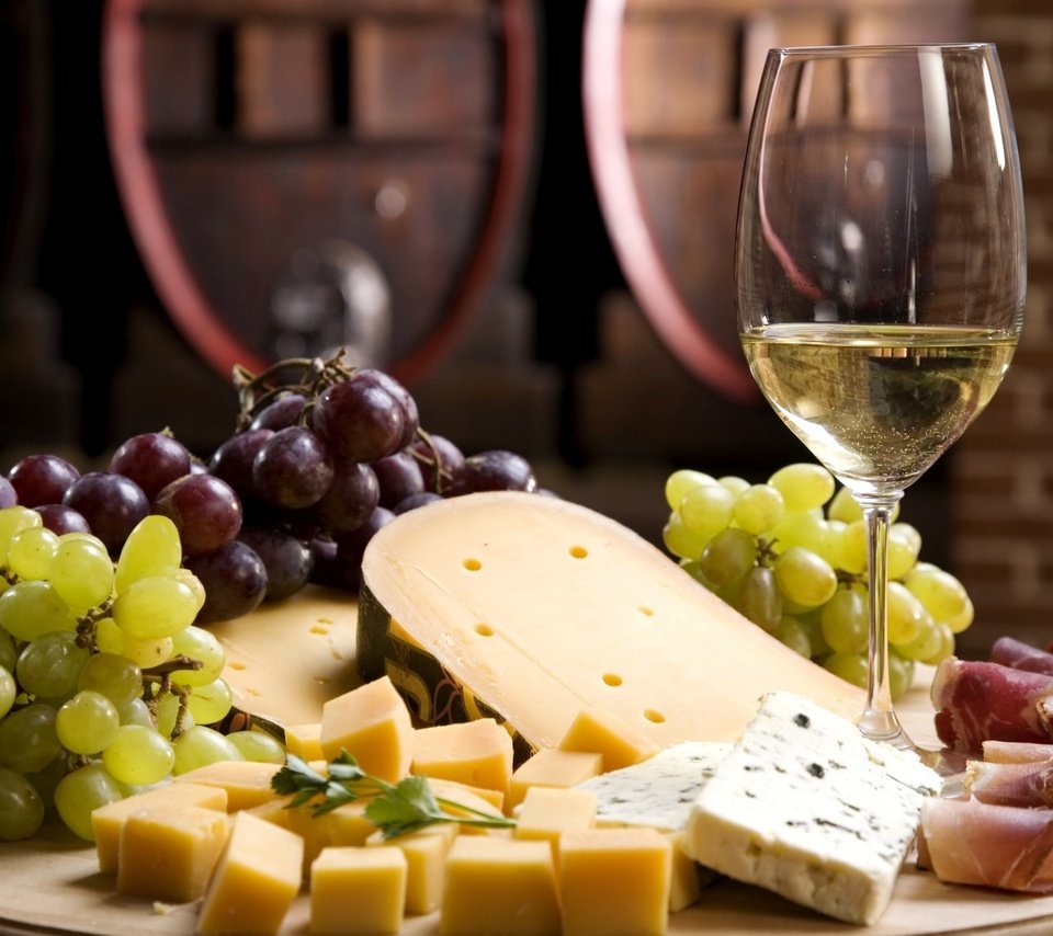 Обои виноград, бокал, сыр, вино, белое, grapes, glass, cheese, wine, white разрешение 1920x1200 Загрузить