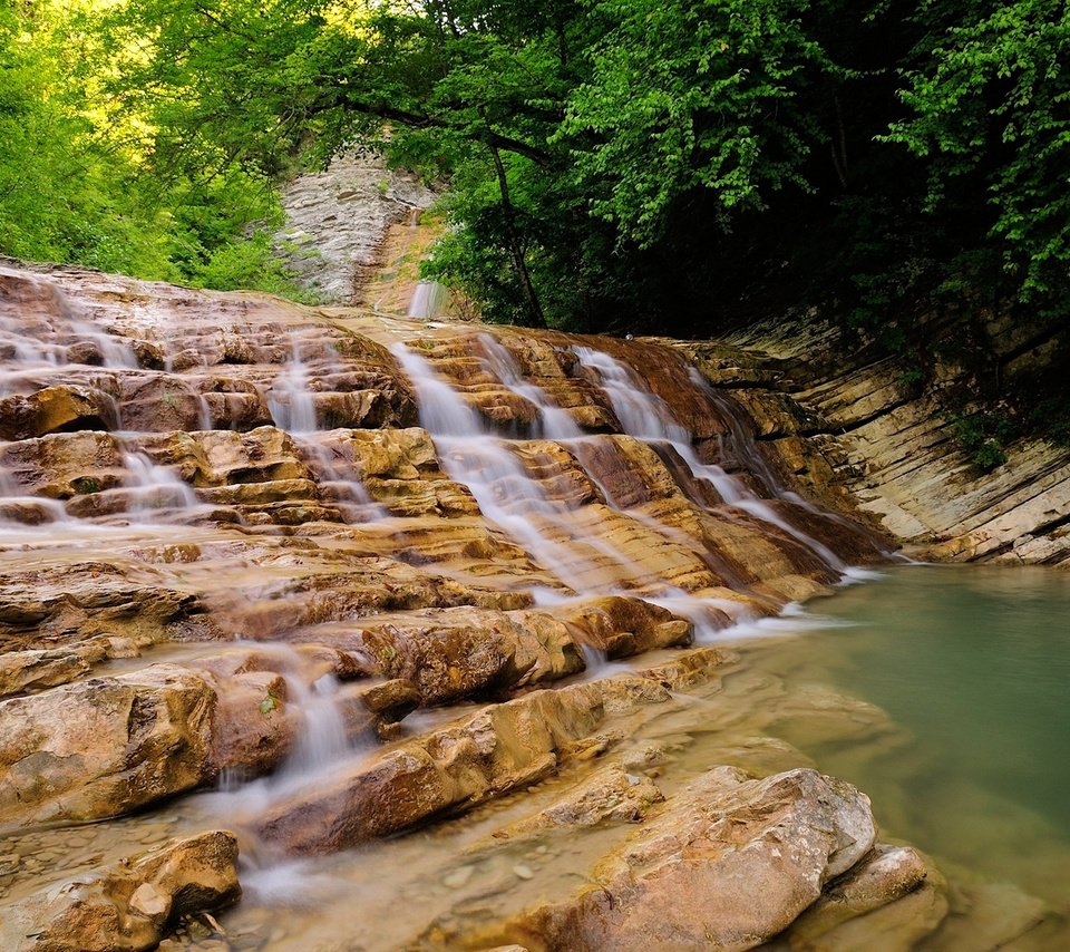 Обои деревья, река, скалы, природа, лес, водопад, каскад, trees, river, rocks, nature, forest, waterfall, cascade разрешение 1920x1200 Загрузить