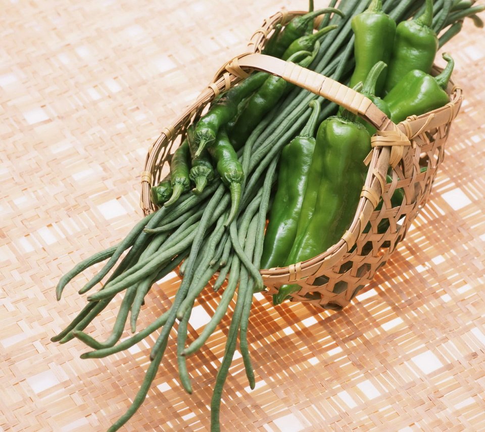 Обои овощи, корзинка, перец, фасоль, стручковая, vegetables, basket, pepper, beans, green разрешение 1920x2705 Загрузить