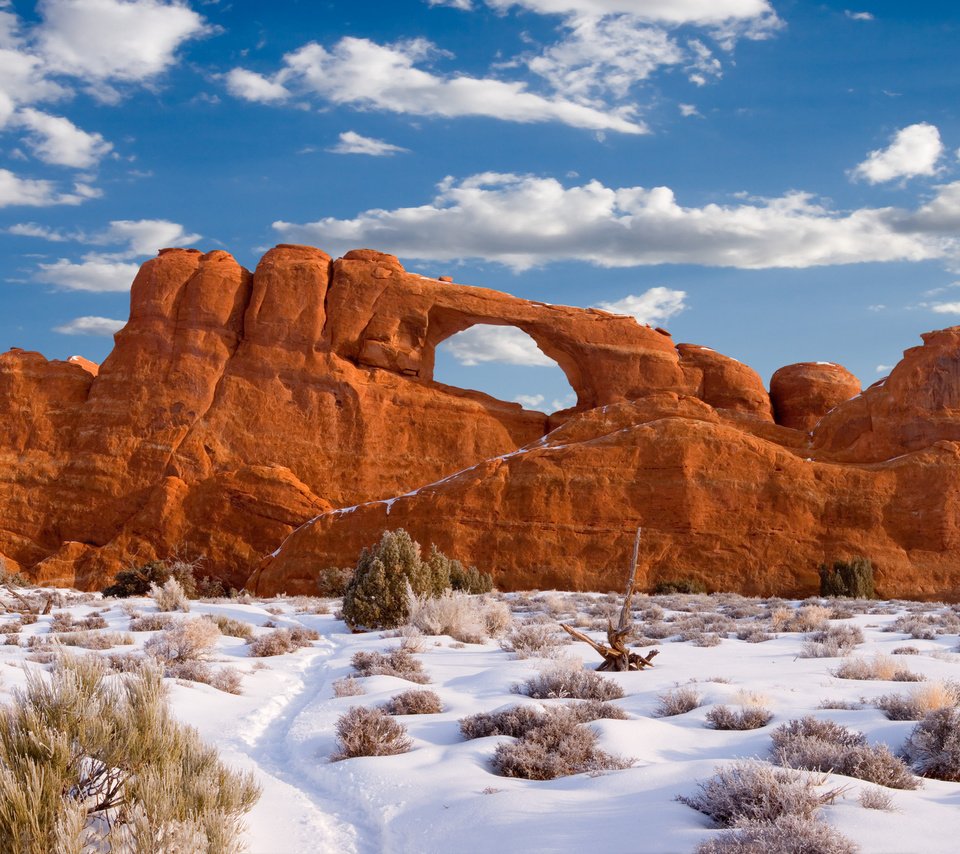 Обои скалы, снег, природа, пустыня, арка, rocks, snow, nature, desert, arch разрешение 2048x1256 Загрузить