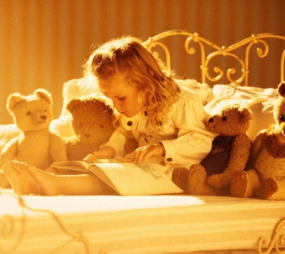 Обои солнце, девочка, ребенок, плюшевые мишки, книжка, the sun, girl, child, teddy bears, owner разрешение 1920x1440 Загрузить