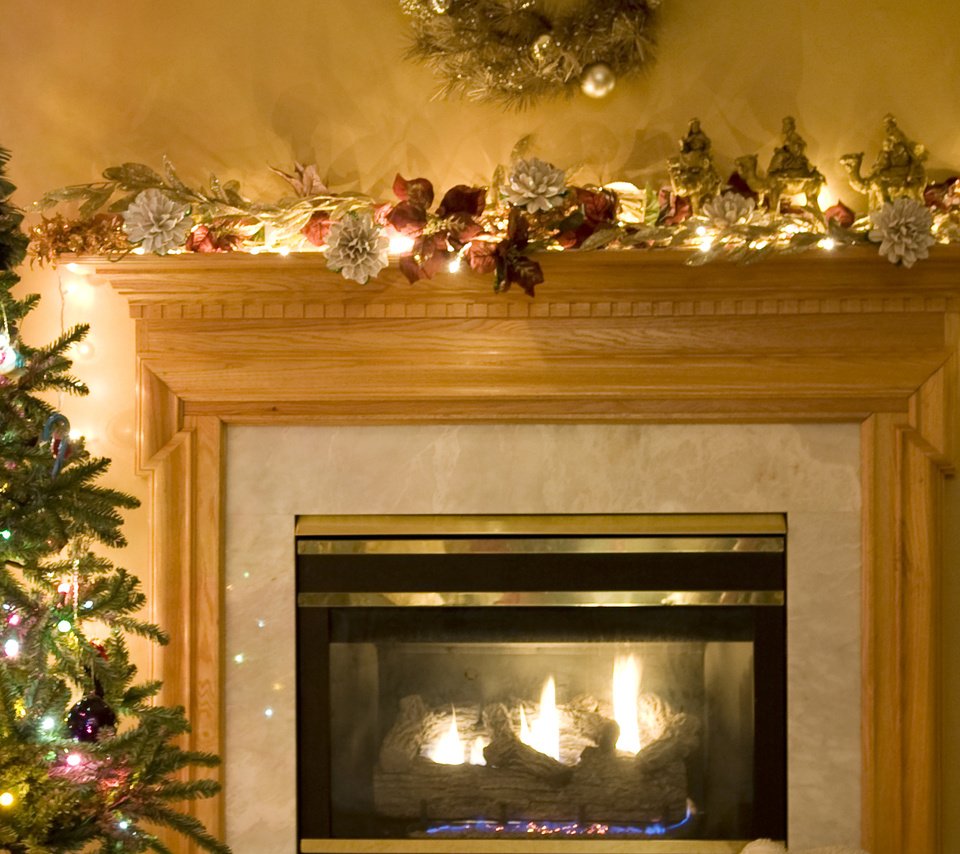 Обои новый год, елка, зима, камин, рождество, гирлянда, уют, new year, tree, winter, fireplace, christmas, garland, comfort разрешение 3433x1280 Загрузить
