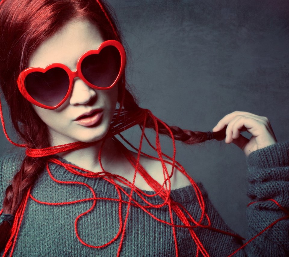 Обои стиль, девушка, очки, рыжая, модель, нитки, style, girl, glasses, red, model, thread разрешение 1920x1200 Загрузить