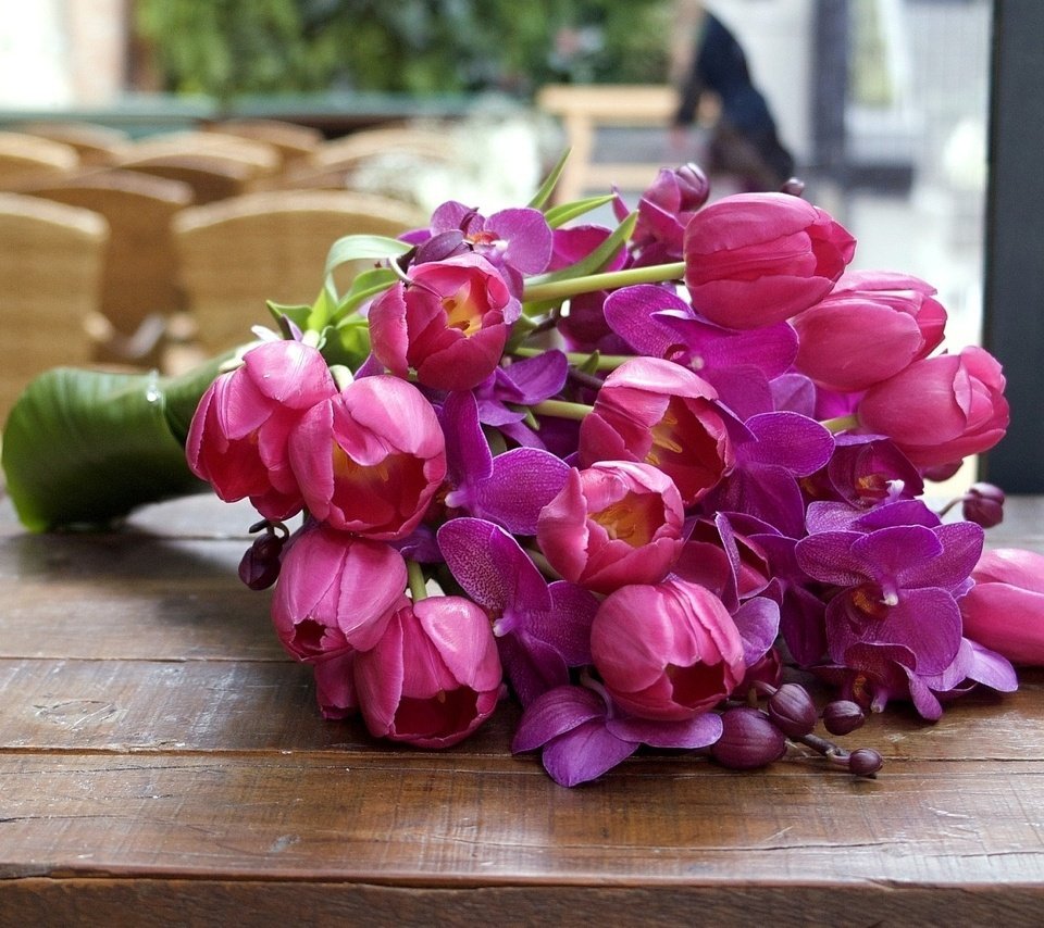 Обои цветы, леспестки, букет, тюльпаны, столик, орхидеи, cvety, listya, tyulpany, butony, orxidei, rozo, flowers, lepestki, bouquet, tulips, table, orchids разрешение 2000x1280 Загрузить