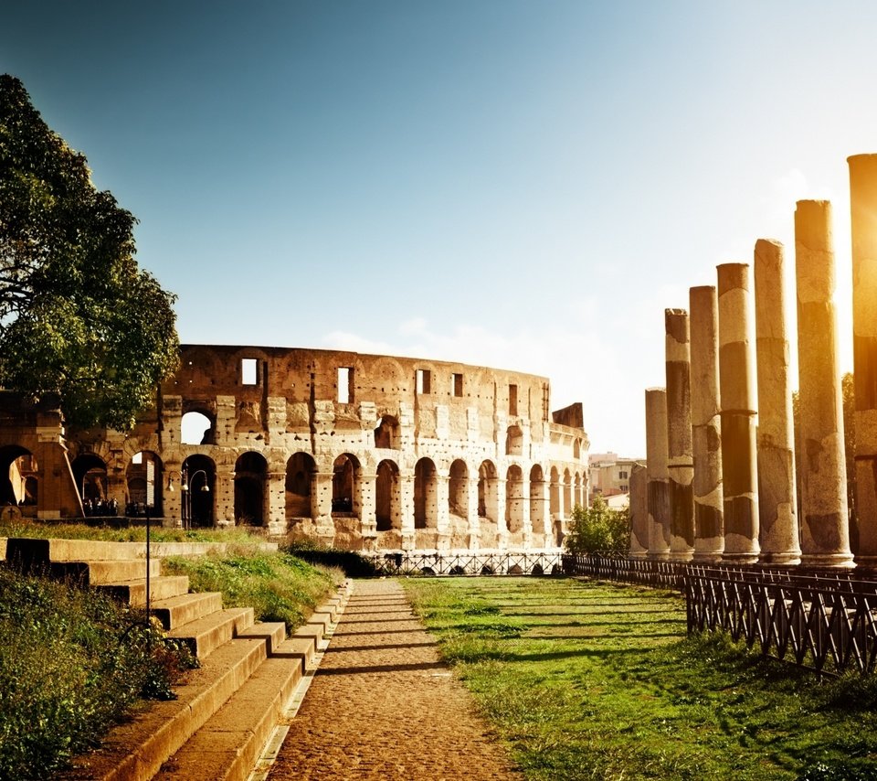 Обои солнце, дерево, закат, италия, колонны, колизей, рим, the sun, tree, sunset, italy, columns, colosseum, rome разрешение 2560x1600 Загрузить