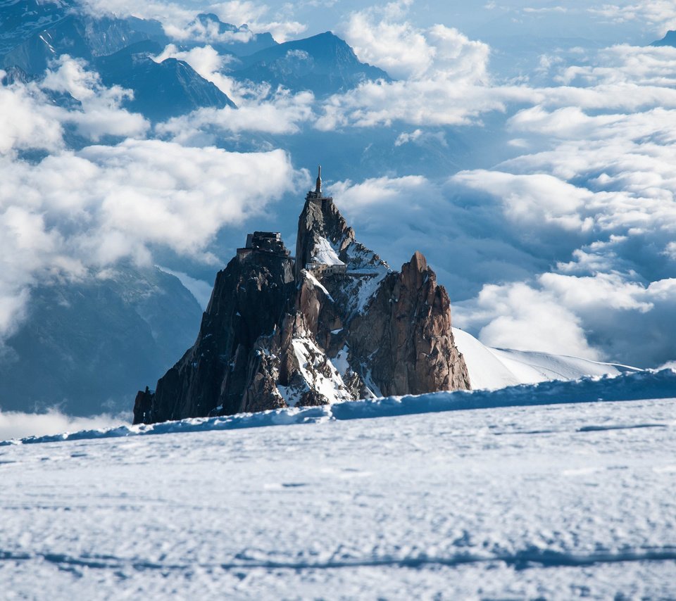 Обои небо, облака, горы, скалы, снег, зима, дома, альпы, the sky, clouds, mountains, rocks, snow, winter, home, alps разрешение 2048x1371 Загрузить