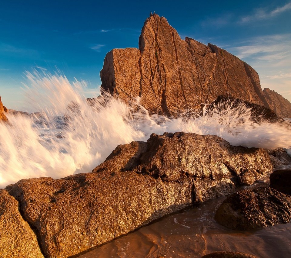 Обои скалы, камни, берег, море, волна, прибой, шторм, rocks, stones, shore, sea, wave, surf, storm разрешение 1920x1200 Загрузить