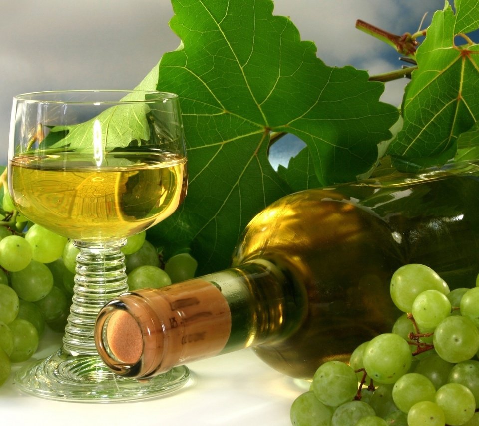 Обои виноград, бокал, вино, бутылка, гроздь, белое вино, grapes, glass, wine, bottle, bunch, white wine разрешение 2560x1600 Загрузить