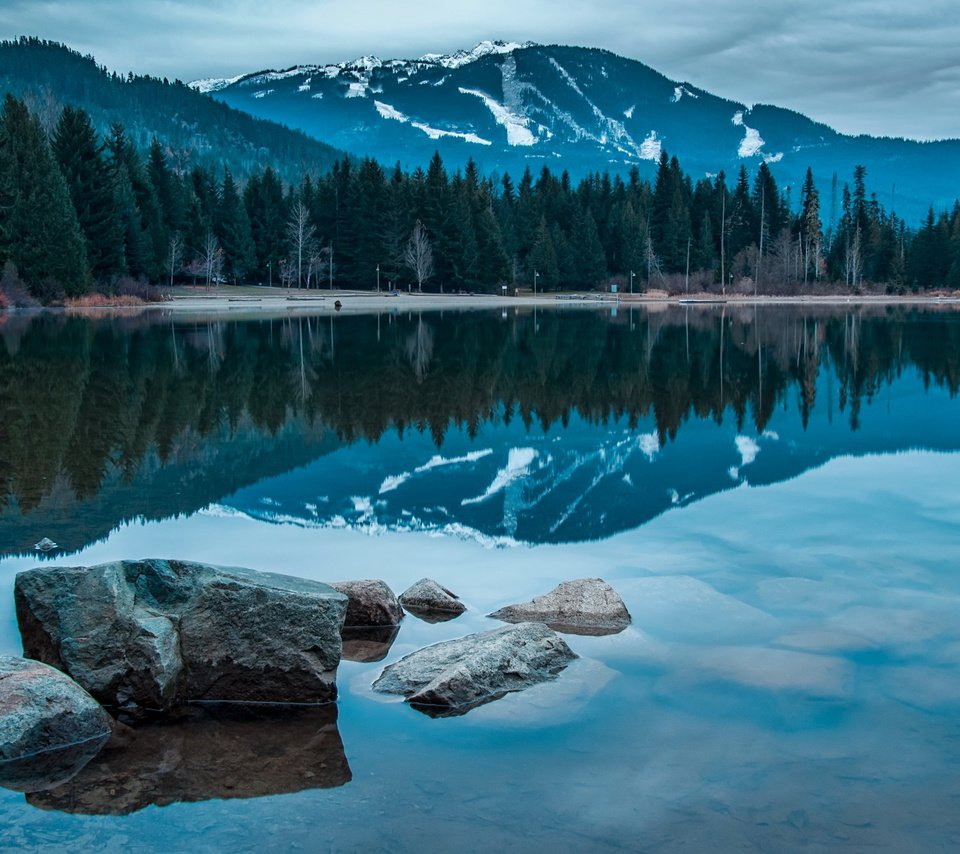 Обои озеро, горы, природа, камни, канада, lost british columbia, lake, mountains, nature, stones, canada разрешение 2560x1600 Загрузить