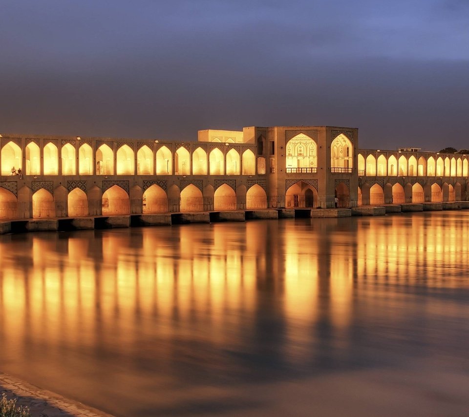 Обои свет, вода, отражение, иран, исфахан, мост хаджу, хаджу, light, water, reflection, iran, isfahan, bridge hajj разрешение 2560x1600 Загрузить