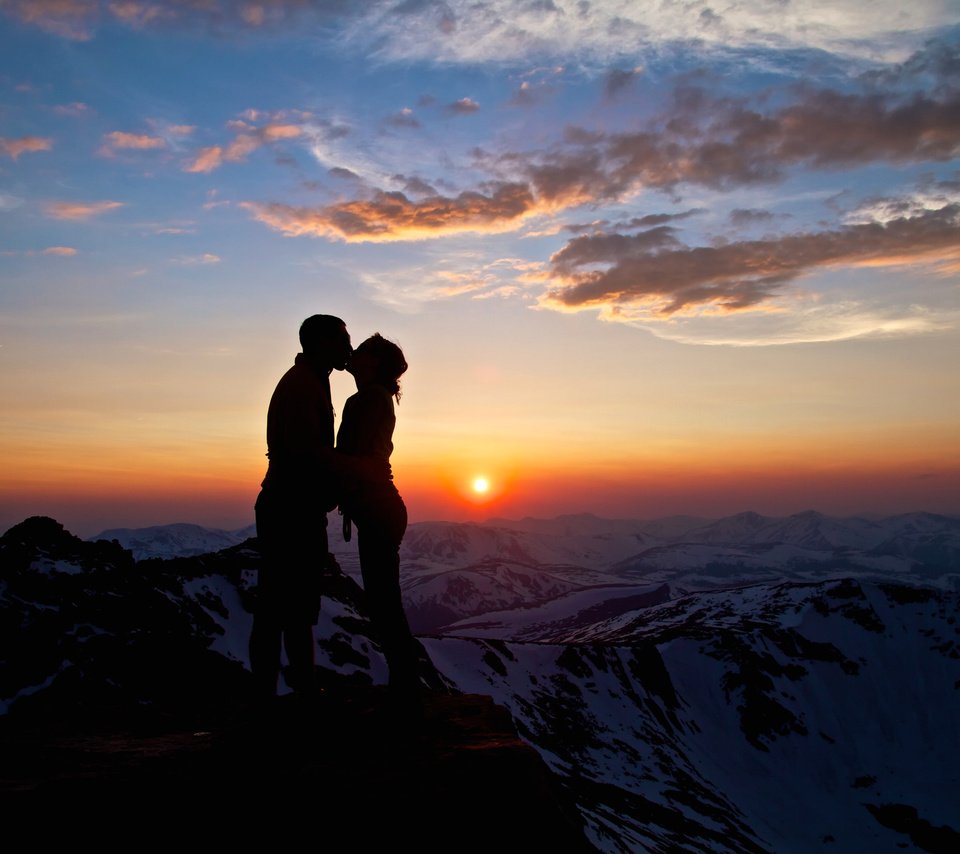 Обои горы, ona, закат, романтика, пара, поцелуй, на, nebo, gory, poceluj, lyubov, mountains, sunset, romance, pair, kiss, on разрешение 2560x1700 Загрузить