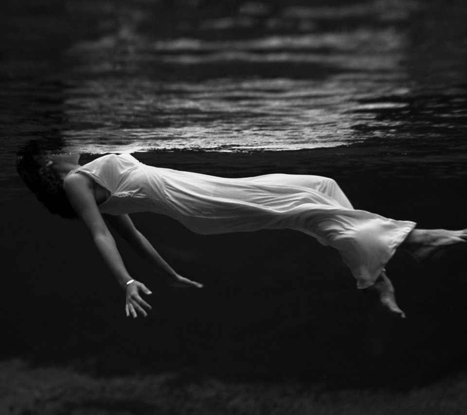 Обои вода, девушка, платье, чёрно-белое, креатив, белое, water, girl, dress, black and white, creative, white разрешение 2560x1600 Загрузить