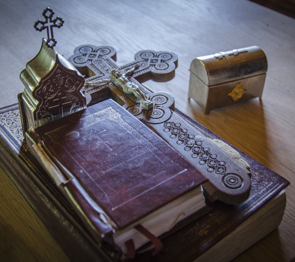 Обои стол, крест, книга, библия, священное писание, table, cross, book, the bible разрешение 4928x3264 Загрузить