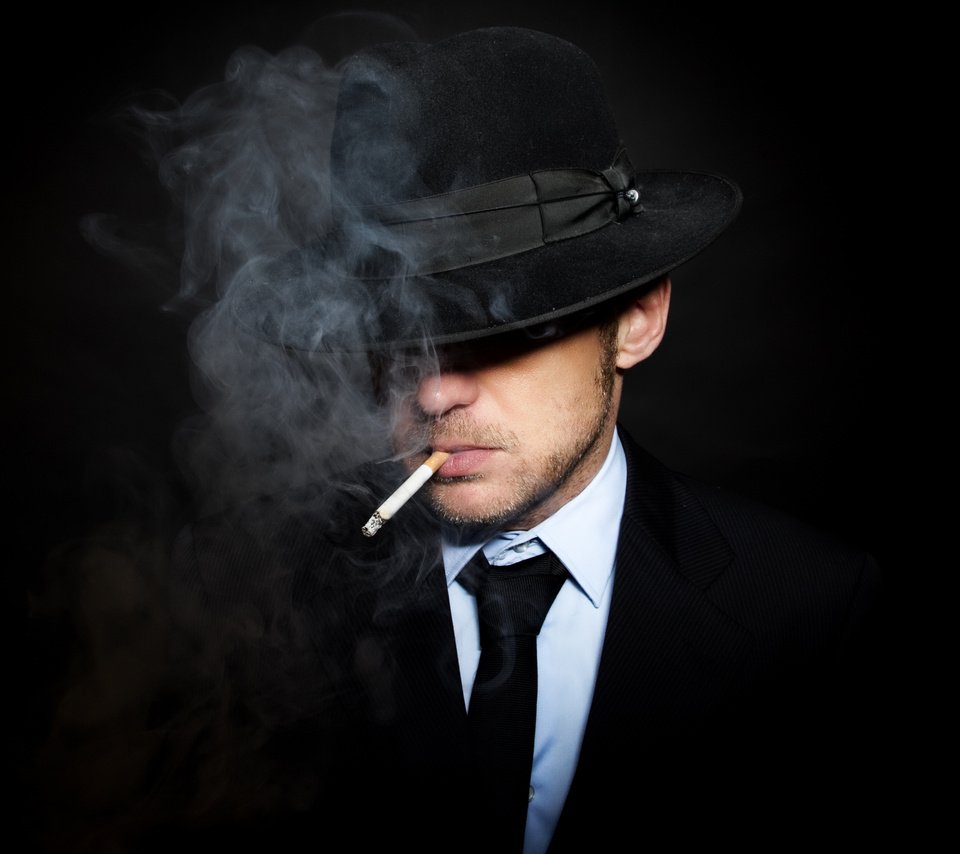 Обои черный фон, костюм, мужчина, сигарета, шляпа, галстук, black background, costume, male, cigarette, hat, tie разрешение 2880x1800 Загрузить