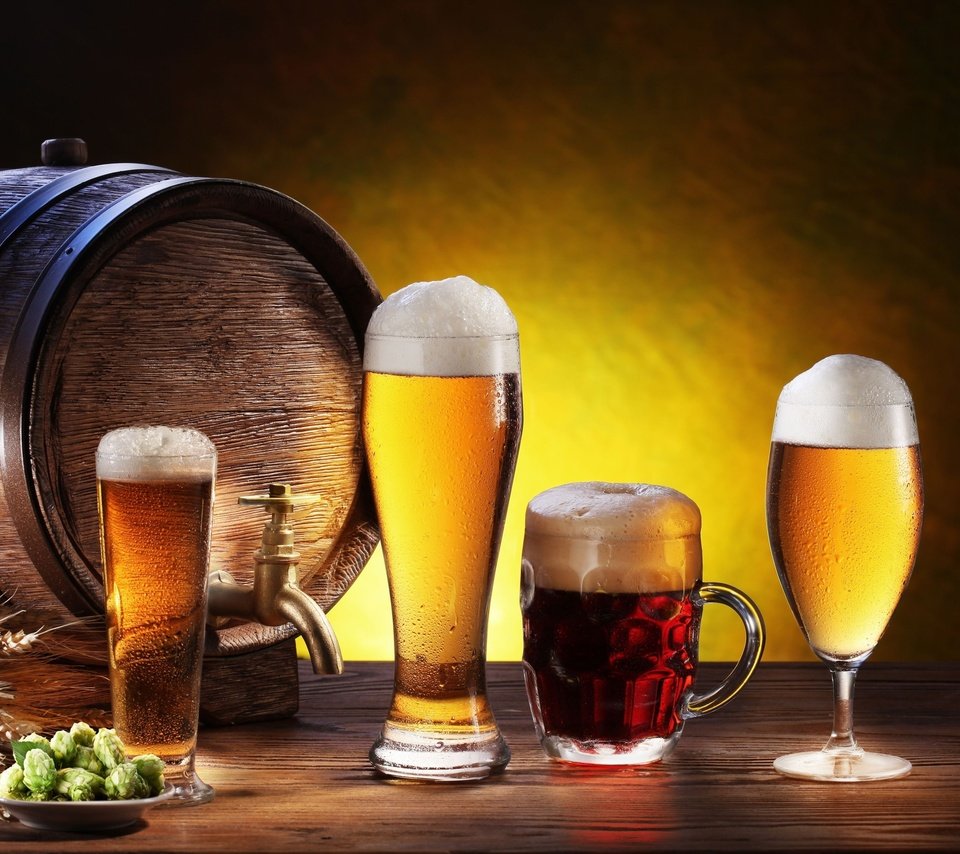 Обои кружка, светлое, стаканы, бочонок, бокалы, пиво, краник, пена, разливное пиво, тарелка, ячмень, тёмное, хмель, hops, mug, light, glasses, barrel, beer, tap, foam, plate, barley, dark разрешение 2560x1600 Загрузить