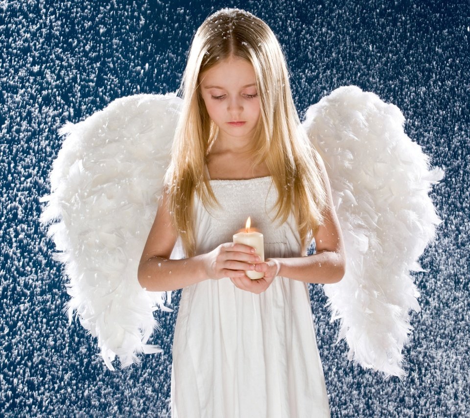 Обои снег, крылья, девочка, ангел, свечка, ребенок, свеча, детство, snow, wings, girl, angel, candle, child, childhood разрешение 2560x1600 Загрузить