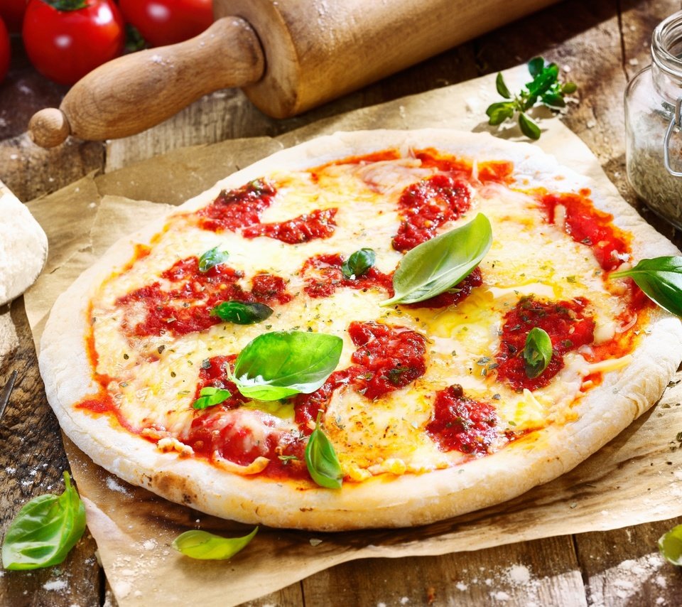 Обои сыр, нож, помидоры, пицца, специи, cheese, knife, tomatoes, pizza, spices разрешение 2560x1600 Загрузить