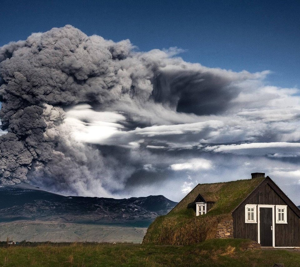 Обои горы, природа, дым, домик, вулкан, исландия, пепел, mountains, nature, smoke, house, the volcano, iceland, ash разрешение 1920x1200 Загрузить