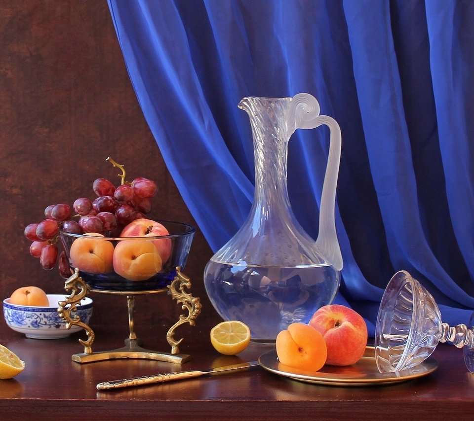 Обои виноград, фрукты, лимон, натюрморт, графин, абрикосы, рюмка, grapes, fruit, lemon, still life, decanter, apricots, glass разрешение 2048x1389 Загрузить