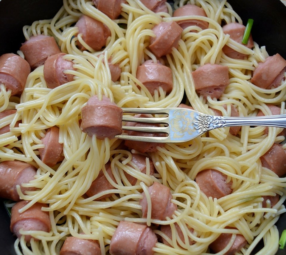 Обои вилка, спагетти, сосиски, макаронные блюда, plug, spaghetti, sausage, pasta dishes разрешение 2048x1498 Загрузить