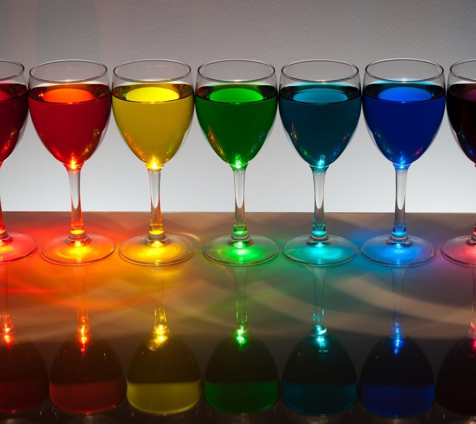 Обои отражение, цвет, радуга, напитки, бокалы, жидкость, reflection, color, rainbow, drinks, glasses, liquid разрешение 1920x1200 Загрузить