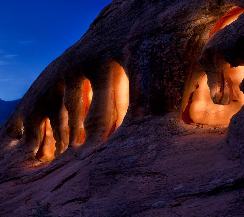 Обои свет, ночь, скала, сша, пещера, невада, светящиеся пещеры, light, night, rock, usa, cave, nevada, glowing caves разрешение 1920x1080 Загрузить