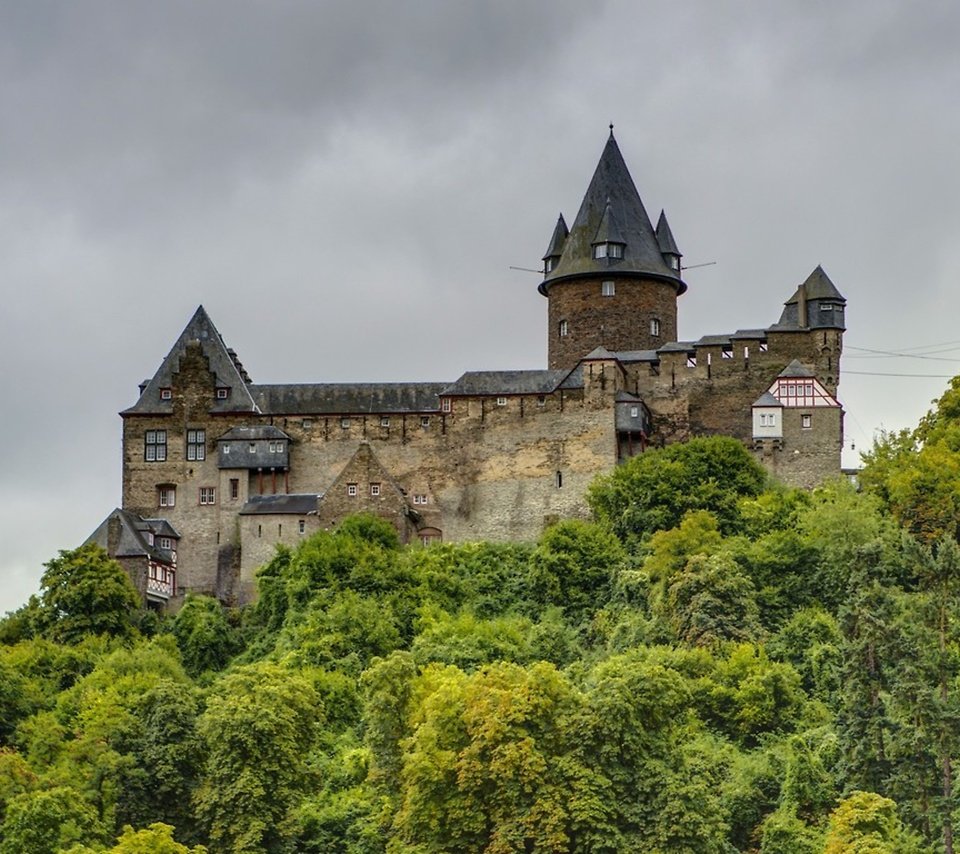 Обои замок бахарах в германии, the castle in bacharach germany разрешение 2560x1440 Загрузить