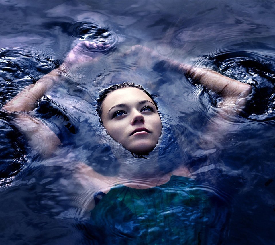 Обои вода, девушка, взгляд, лицо, руки, поверхность, шатенка, water, girl, look, face, hands, surface, brown hair разрешение 1920x1200 Загрузить