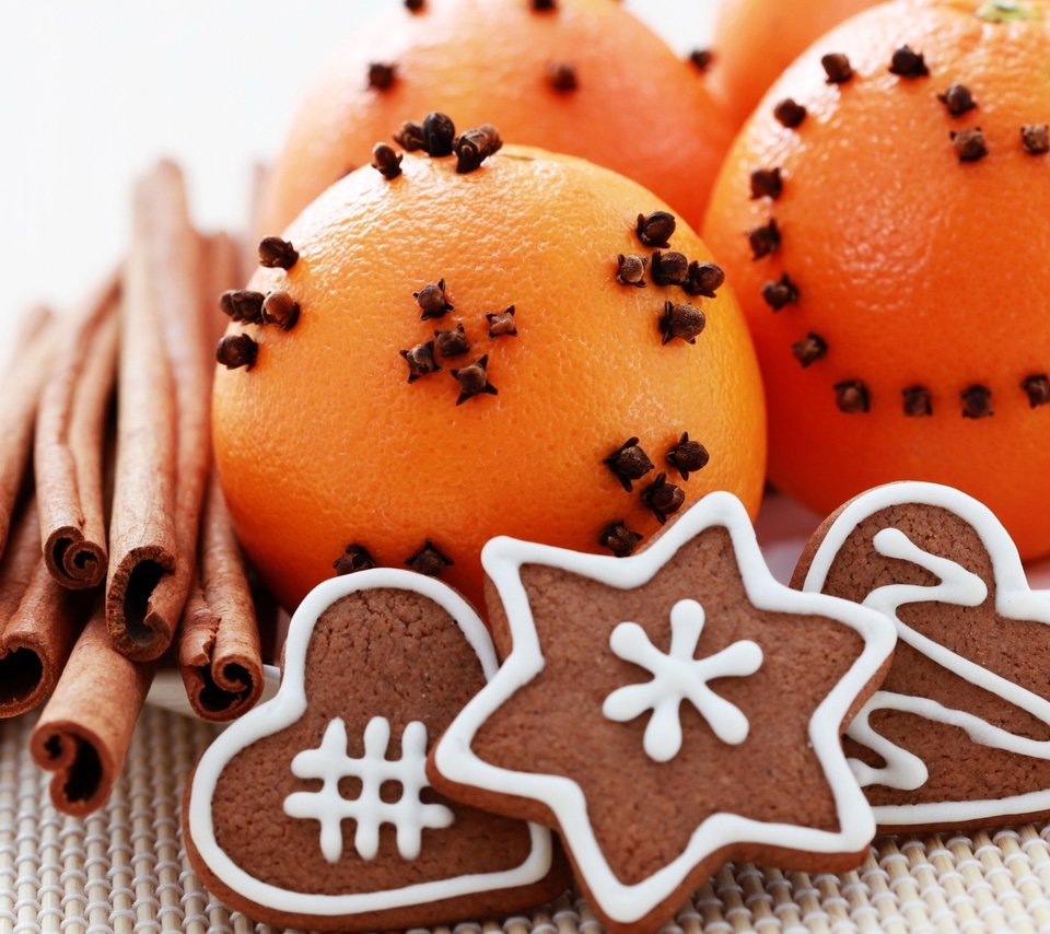 Обои новый год, корица, апельсины, праздник, печенье, декорации, new year, cinnamon, oranges, holiday, cookies, the scenery разрешение 2560x1600 Загрузить