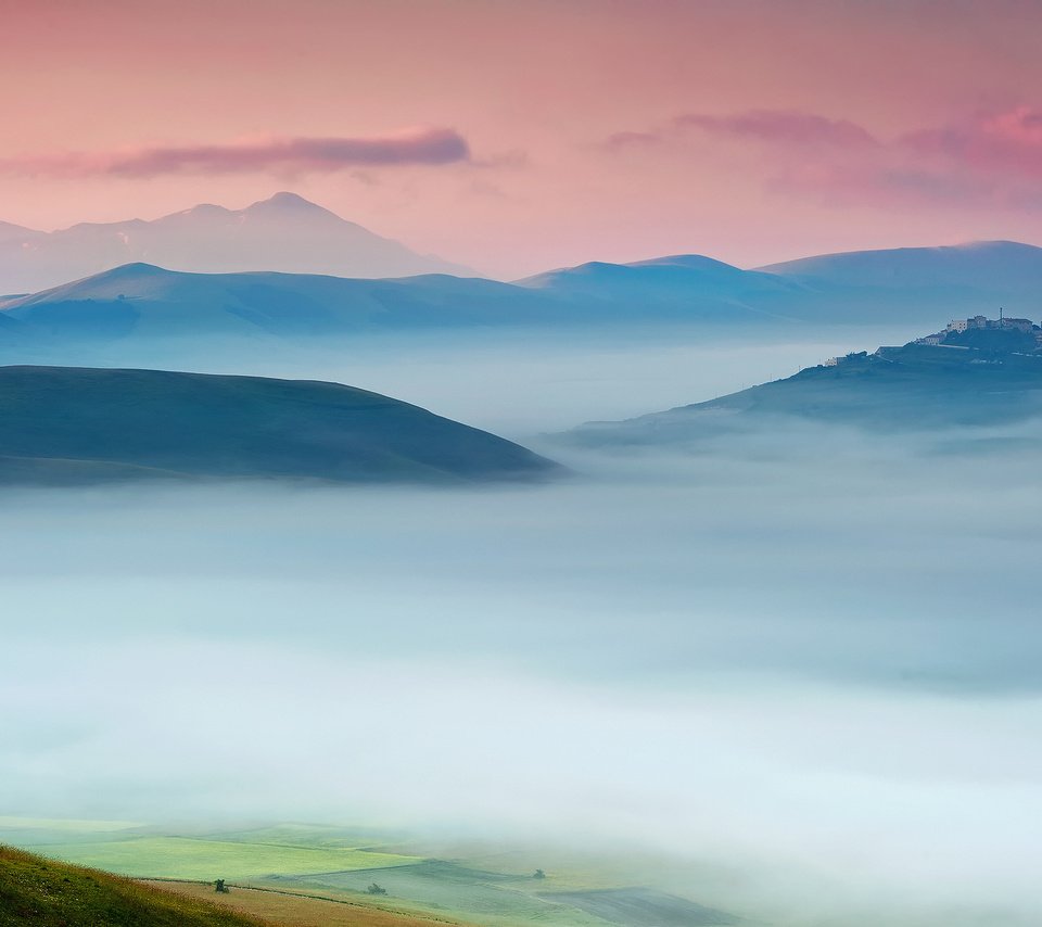 Обои небо, утро, туман, дом, италия, долина, усадьба, умбрия, the sky, morning, fog, house, italy, valley, estate, umbria разрешение 2048x1363 Загрузить