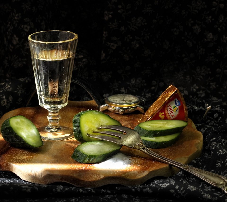 Обои водка, огурец, рюмка, vodka, cucumber, glass разрешение 2560x1440 Загрузить