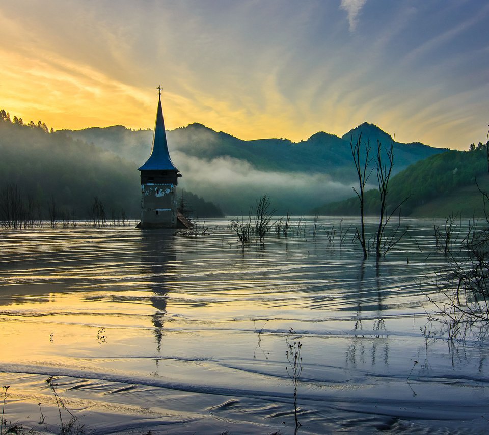 Обои горы, утро, туман, рассвет, весна, церковь, низина, затопленная, mountains, morning, fog, dawn, spring, church, lowland, flooded разрешение 2048x1356 Загрузить