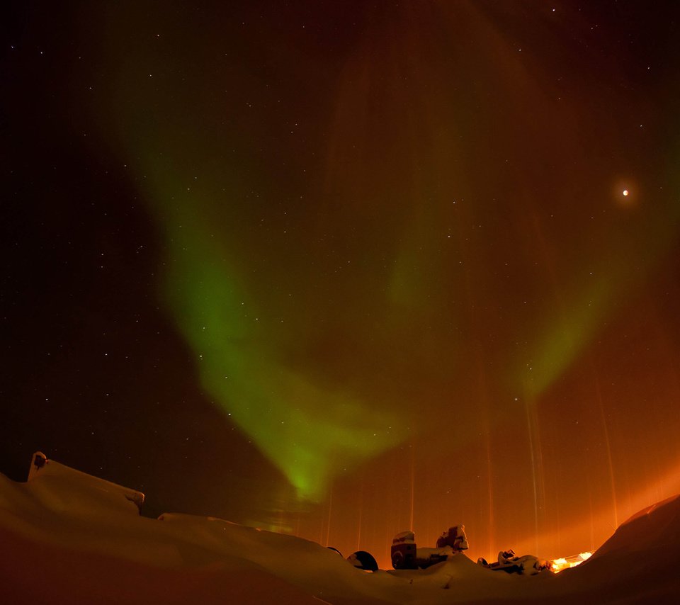 Обои небо, свет, ночь, звезды, луна, северное сияние, the sky, light, night, stars, the moon, northern lights разрешение 1920x1200 Загрузить