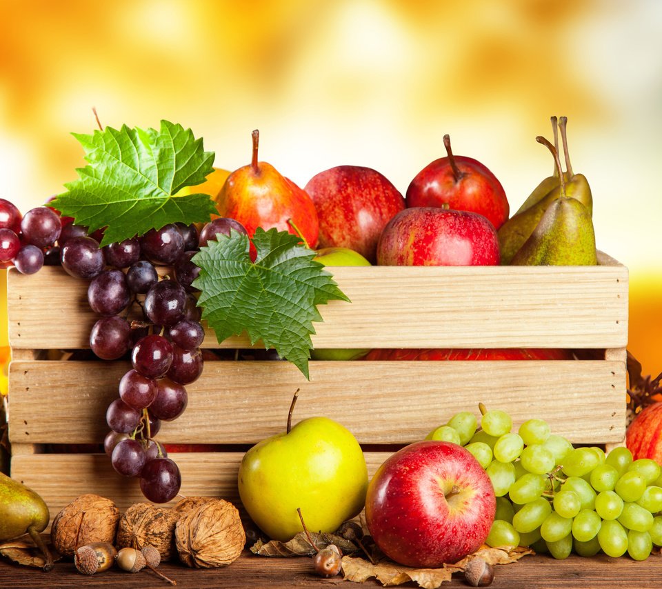 Обои орехи, виноград, фрукты, яблоки, осень, урожай, груши, ящик, nuts, grapes, fruit, apples, autumn, harvest, pear, box разрешение 2560x1600 Загрузить