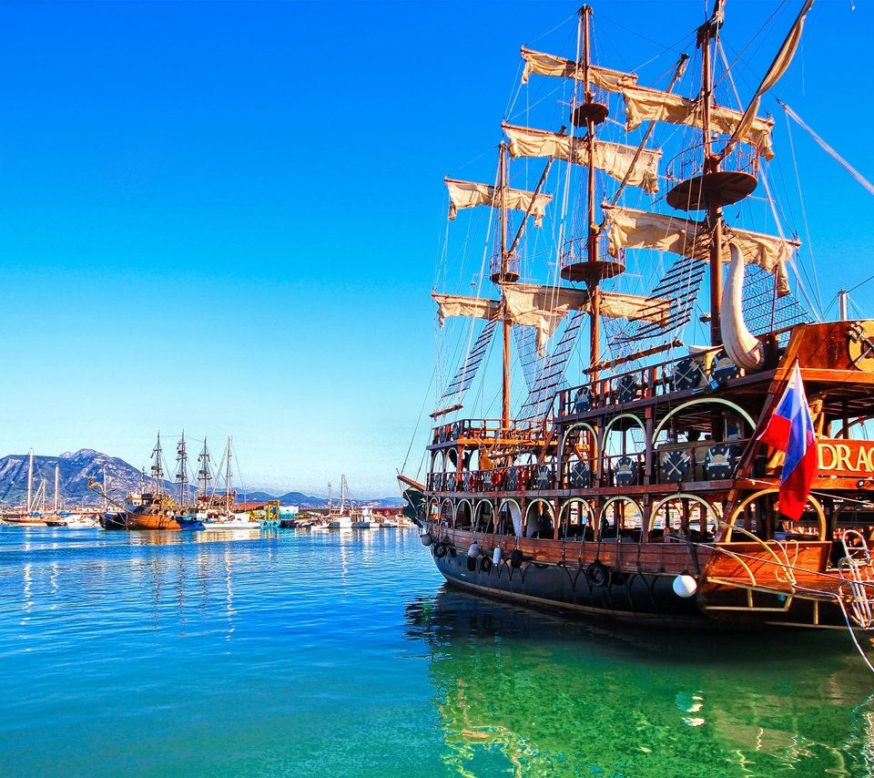 Обои парусный корабль в порту аланьи, sailing ship in the port of alanya разрешение 2880x1800 Загрузить