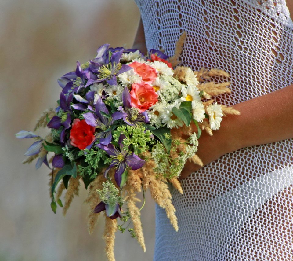 Обои букет невесты и вязаное свадебное платье, the bride's bouquet and knitted wedding dress разрешение 1920x1080 Загрузить