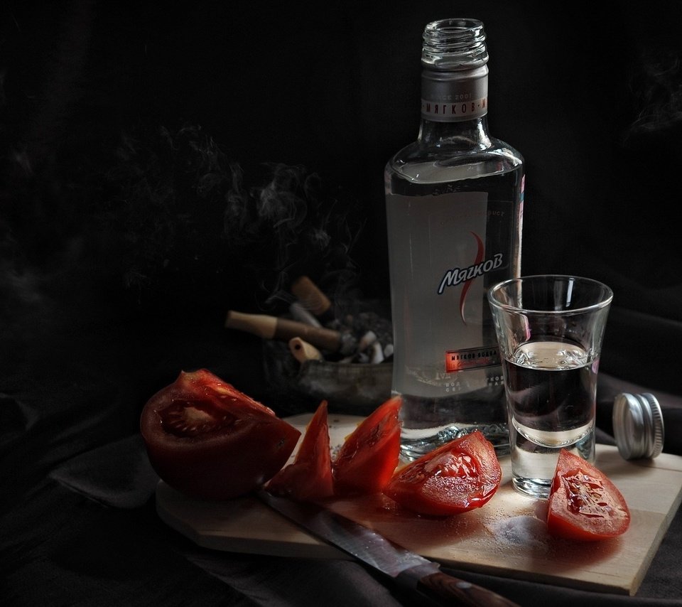 Обои доска, нож, водка, помидоры, рюмка, board, knife, vodka, tomatoes, glass разрешение 1920x1200 Загрузить