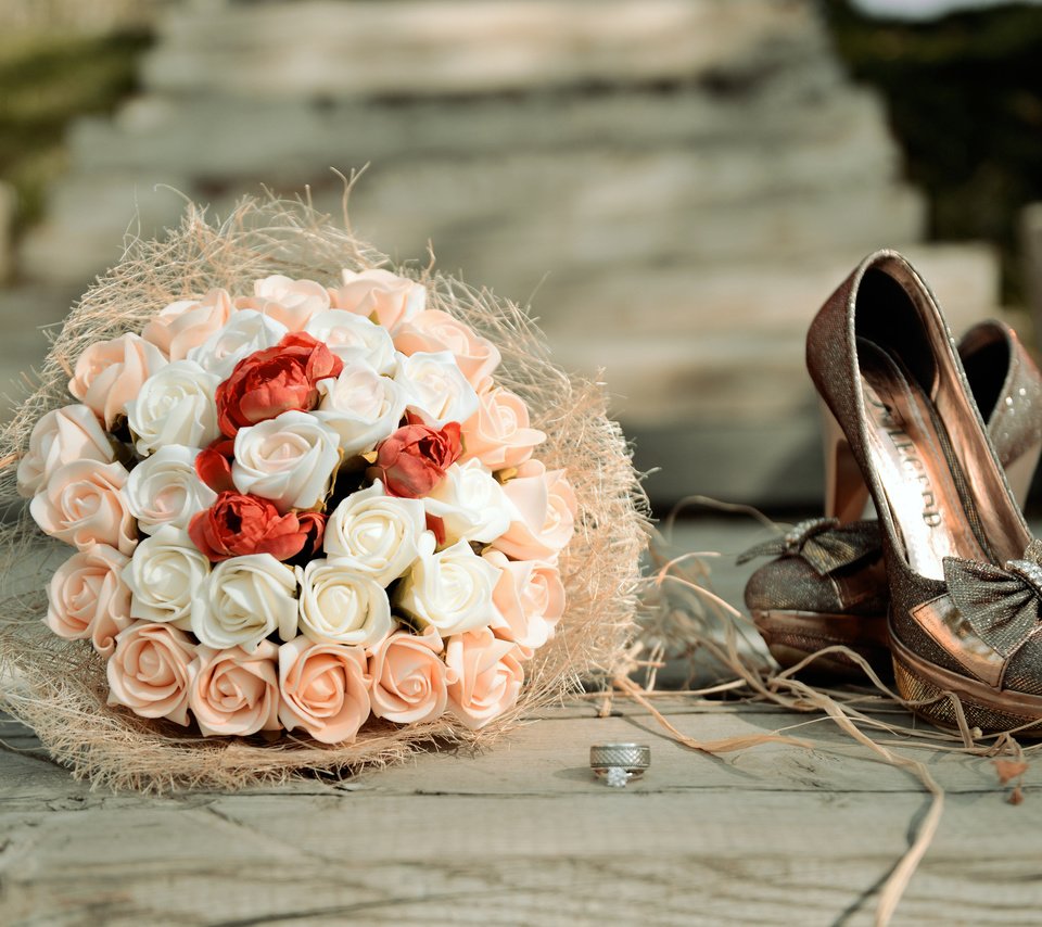 Обои цветы, розы, букет, туфли, свадебный, flowers, roses, bouquet, shoes, wedding разрешение 2560x1600 Загрузить