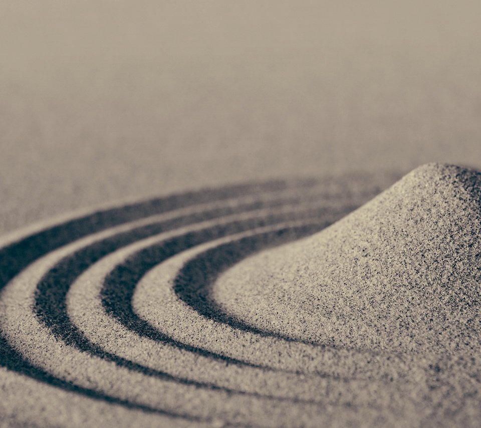 Обои песок, узоры, круги, горка, геометрическое произведение из сухого песка, sand, patterns, circles, slide, the geometric product of dry sand разрешение 2560x1600 Загрузить