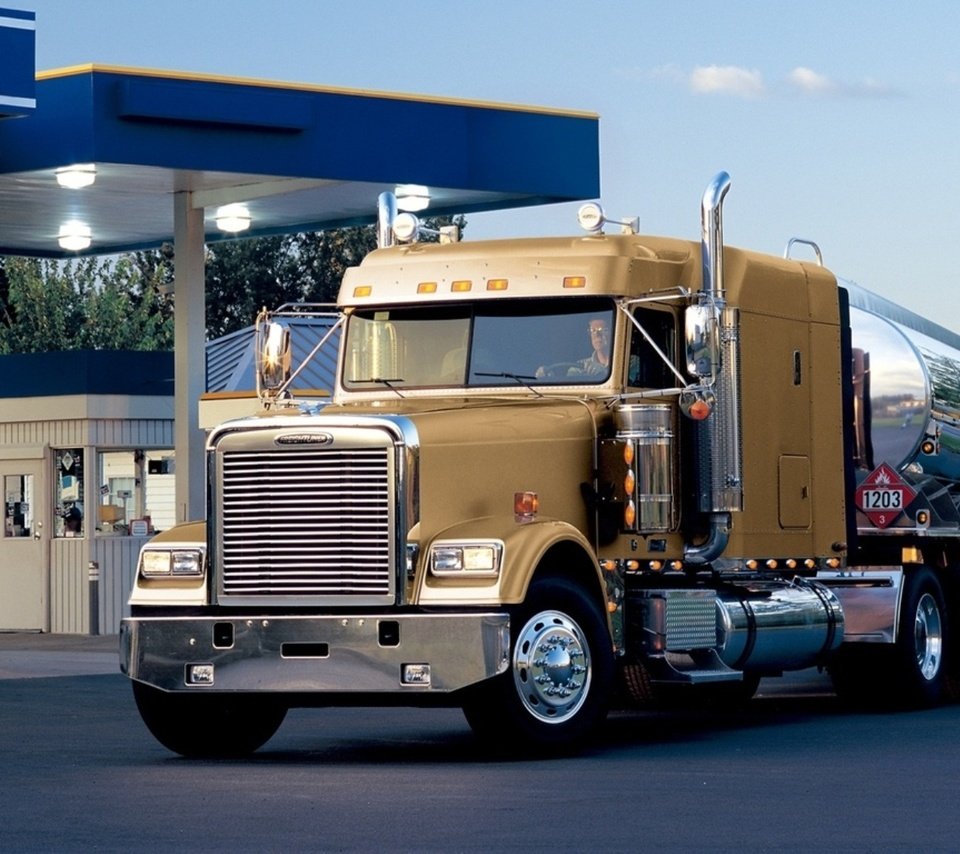 Обои бензовоз, приехал, на азс, the truck, came, at the gas station разрешение 1967x1106 Загрузить