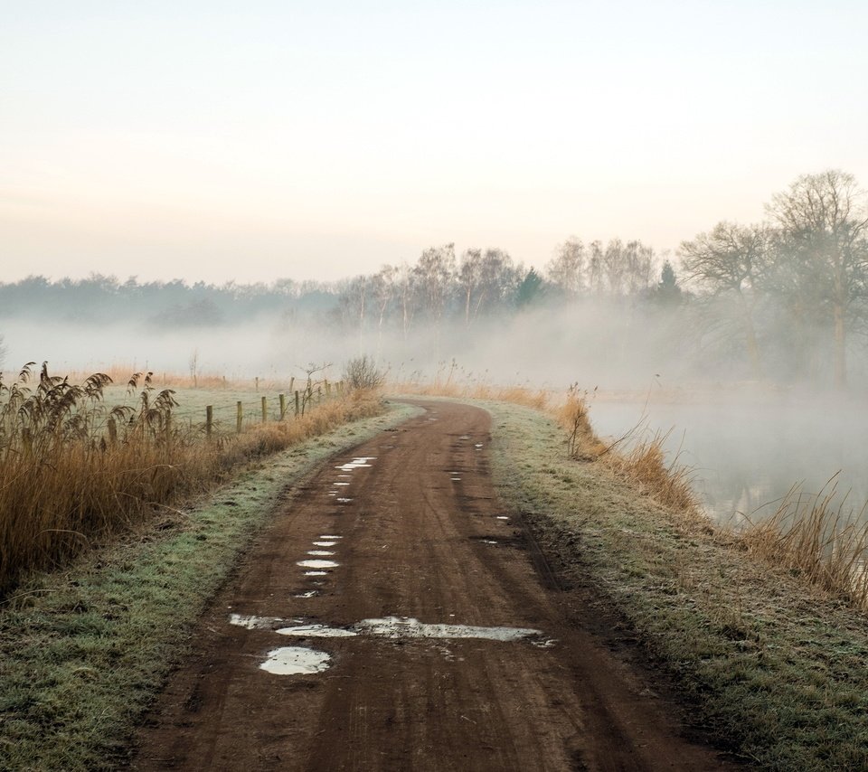 Обои дорога, река, природа, пейзаж, утро, туман, road, river, nature, landscape, morning, fog разрешение 2048x1365 Загрузить