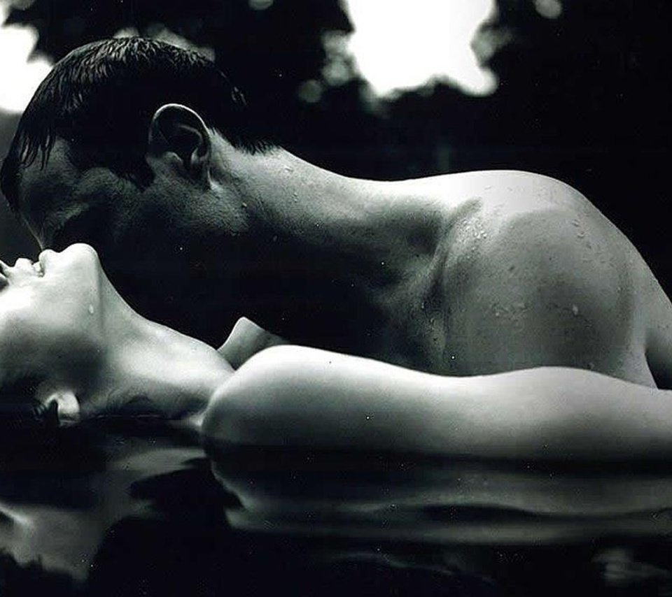 Обои пара, в воде, влюбленная, целуется, pair, in the water, love, kisses разрешение 1920x1080 Загрузить