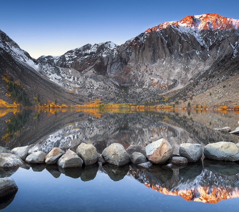 Обои озеро, горы, природа, камни, отражение, пейзаж, снежные вершины, lake, mountains, nature, stones, reflection, landscape, snowy peaks разрешение 1920x1200 Загрузить