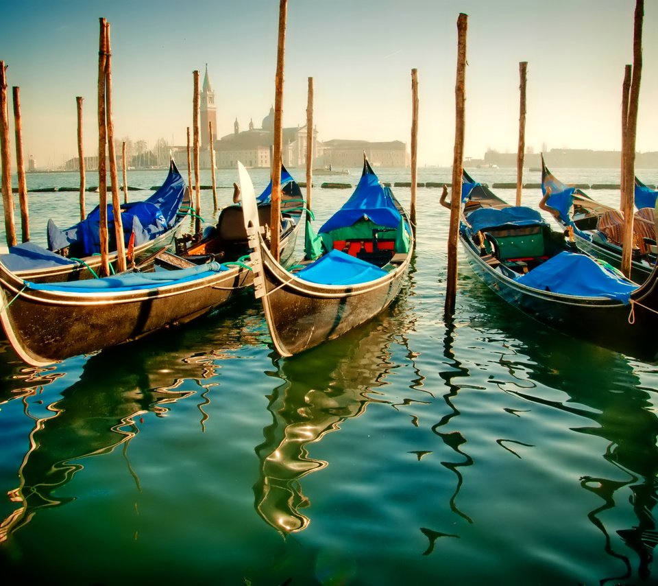 Обои вода, отражение, город, лодки, венеция, канал, италия, гондолы, water, reflection, the city, boats, venice, channel, italy, gondola разрешение 2048x1360 Загрузить