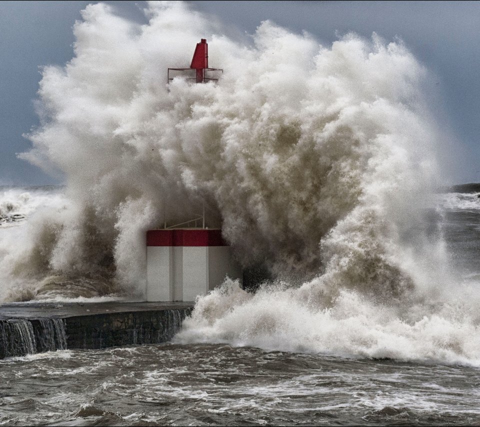 Обои море, маяк, волна, причал, океан, шторм, пена, sea, lighthouse, wave, pier, the ocean, storm, foam разрешение 3466x2311 Загрузить