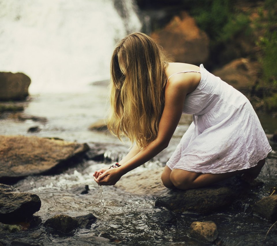 Обои вода, камни, девушка, блондинка, ручей, water, stones, girl, blonde, stream разрешение 2560x1600 Загрузить