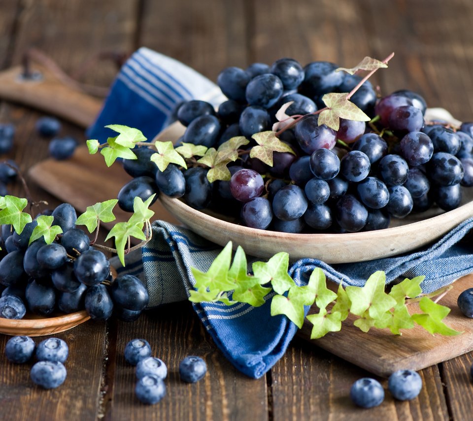 Обои виноград, доска, черника, натюрморт, grapes, board, blueberries, still life разрешение 2000x1331 Загрузить