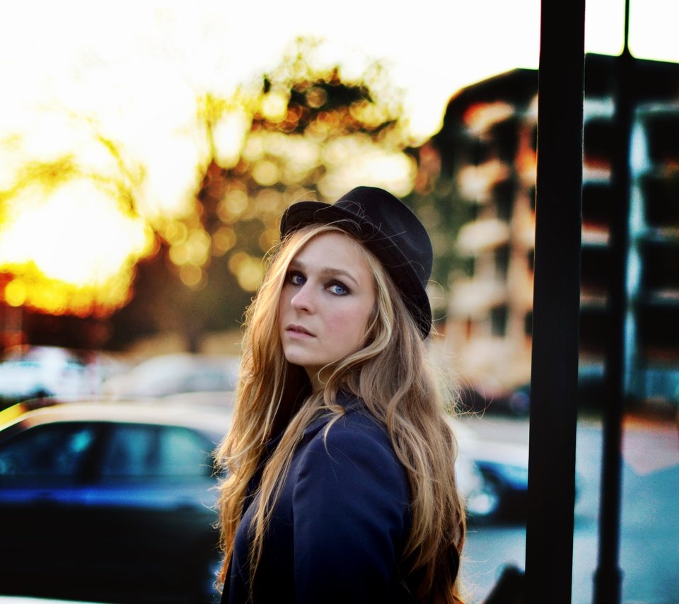 Обои девушка, блондинка, улица, шляпа, голубоглазая, girl, blonde, street, hat, blue-eyed разрешение 4608x3072 Загрузить